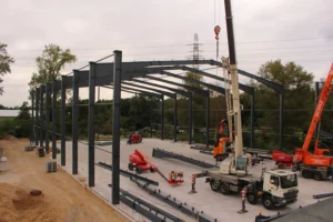 Metallst&auml;nderwerk einer neuen Lagerhalle im Bau, Kran im Einsatz