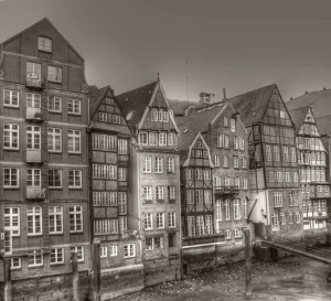 Hohe Hachwerkh&auml;userreihe an einem Kanal, historisches schwarz-wei&szlig; Bild