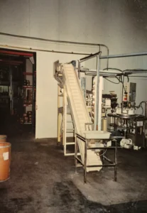 Alte Produktionsanlage mit F&ouml;rderband