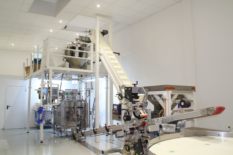 Packaging machine with conveyor belt