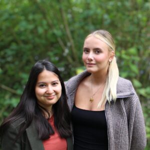 Natthaly und Michelle Portrait of Natthaly and Michelle outdoors in front of a blurred green background