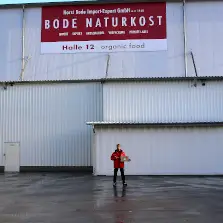 Apprentice Richmond in front of the large warehouse building, seen from a distance.