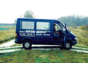 Blauer Sprinter mit Firmenaufschrift, Frank Bode sitzt am Steuer